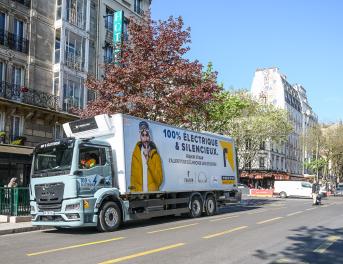Man eTGS dans la rue avec covering fraikin