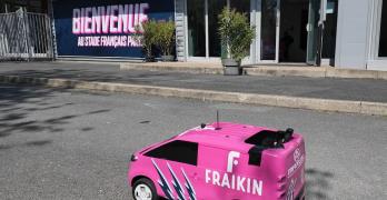 voiture tee à l'entrée du camp des loges