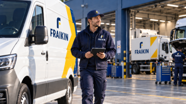 Technicien Fraikin devant un véhicule professionnel dans un atelier de maintenance Fraikin